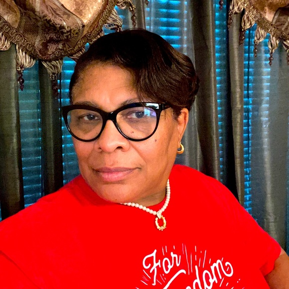 Meet your Posher, Roslyn - Picture 1 of 2